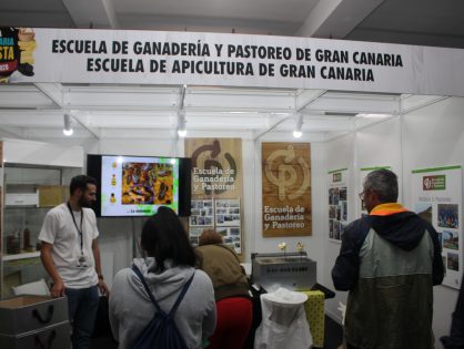 Visitamos el stand de la Escuela de Apicultura de GC